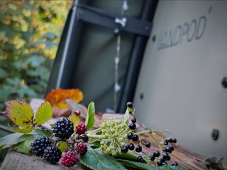 September is a fruitful month for foragers.
🍎 Apples, berries, sloes, rosehips, herbs, seaweed, chestnuts, mushrooms 🍄🟫- it’s a forager’s favourite season.
Why not book a short break in Wildflower Wood and forage to your heart’s content? Late availability offer - stay for 3 or more nights and save 10% for September.
Try cooking apple and blackberry foil parcels, with a splash of spiced rum if you fancy, in the hot coals of your firepit. Pear and dark chocolate is another great combo!
Crumble over a tasty oat biscuit and you’ll have an heavenly pud.
Take care - forage safely and sustainably.
Learn from a local foraging walk expert such as @joshwildstives or @rachellambertwildfoodforaging about the fruits of the hedgerows, woodlands, beaches and cliffs of the wonderful Cornish coast.
#cornishforaging #wildfooduk #autumn
#autumnforage #wildflowerwood
#stives #glamping #getawaytoadventure