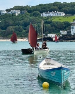 Red sails drifting across a glass‑calm St Ives Harbour — the whole afternoon felt made to float.

Traditional Cornish boats out in the bay last Saturday, moving slow and steady against the tide… two stills, one little video, and a harbour alive with weekend energy.

#stivesharbour #cornishsailing #barnabas #cornishheritage #boatsinthebay