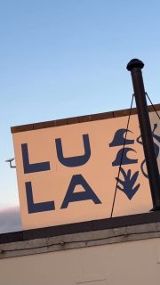 Loving the summer sundowner vibe at @lulacornwall — golden light over the dunes, surfers drifting back off the waves, live music and the best food with the sea right there.

@the_rockpool, Gwithian, is the new venue for Lula’s. 

Summer evenings don’t get better.

Only a few miles from Beersheba Farm this is one of our favourite sundowner spots. 

#wildflowerwood #cornwalllife #cornwallcoast #sundowner #vitaminsea