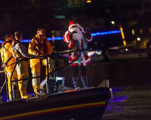 st-ives-in-december-santa-arriving (2) st-ives-in-december-santa-arriving (2)