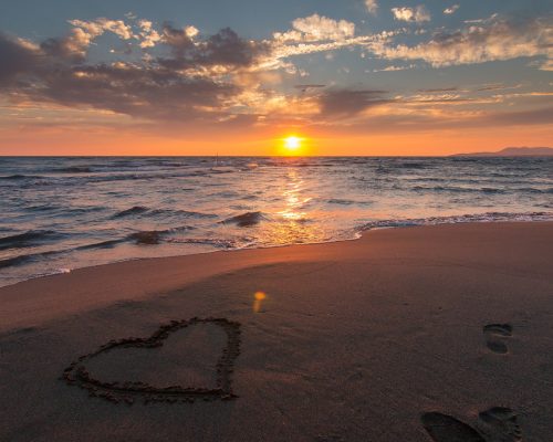 IMG_9981 beach with sunset and heart in the sand